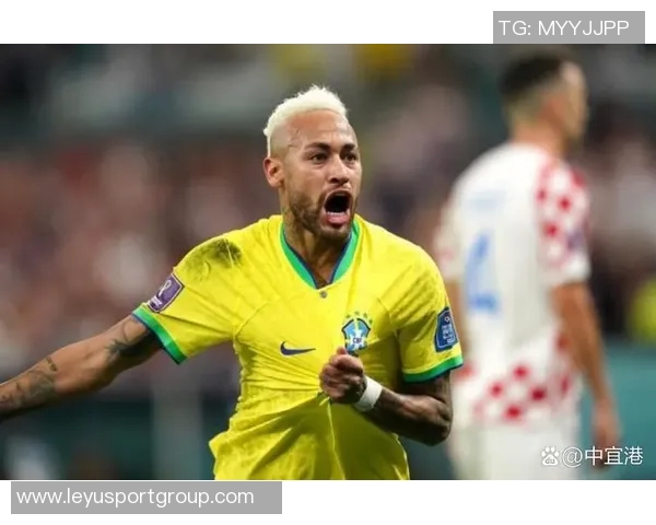 媒体人解读杨立瑜竖大拇指事件背后的真实情感与球迷互动的误解