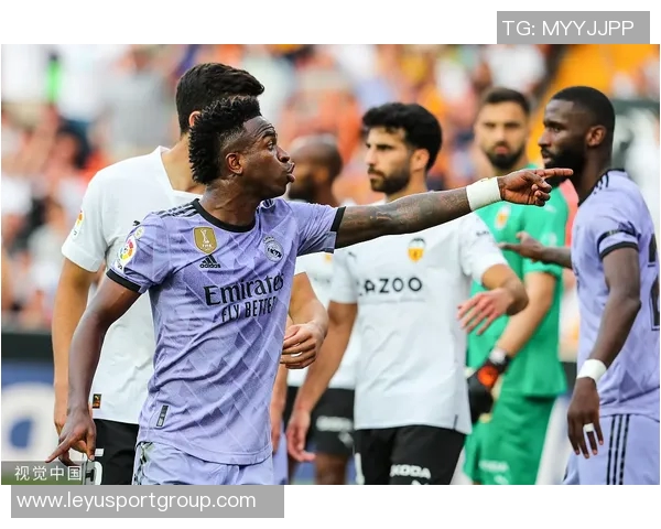 维尼修斯与女友甜蜜互动内马尔点赞称赞这个男孩深深爱着她